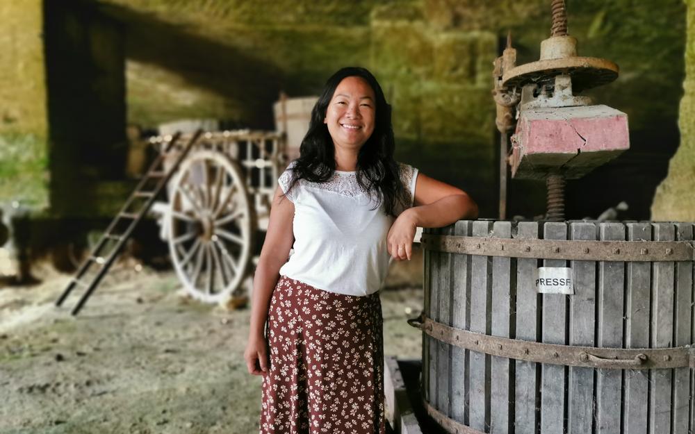 Héléna Bouthviseth, responsable marketing et œnotourisme du domaine, propose des visites gratuites.