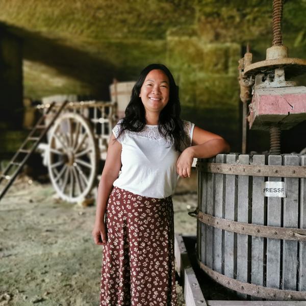 Héléna Bouthviseth, responsable marketing et œnotourisme du domaine, propose des visites gratuites.