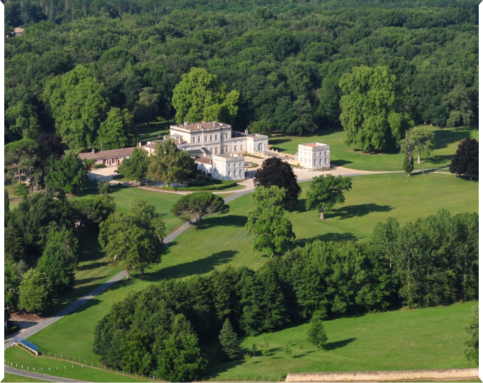 vue aérienne d'un Château de Sauternes. Ici le Château Filhot et son parc arboré