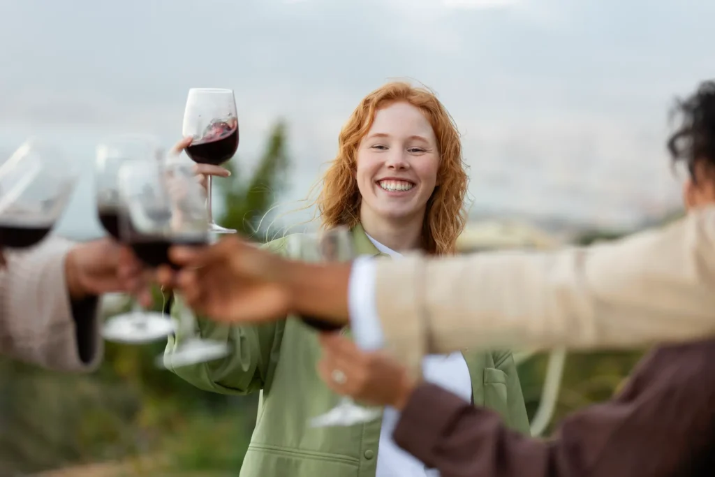 amis-portant-toast-verres-vin-lors-fete-plein-air