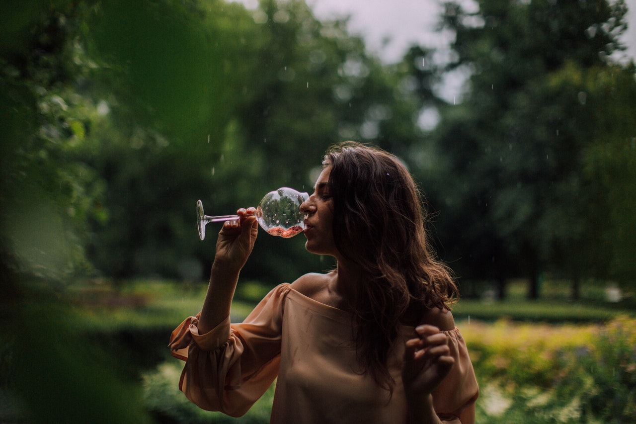 femme buvant du vin
