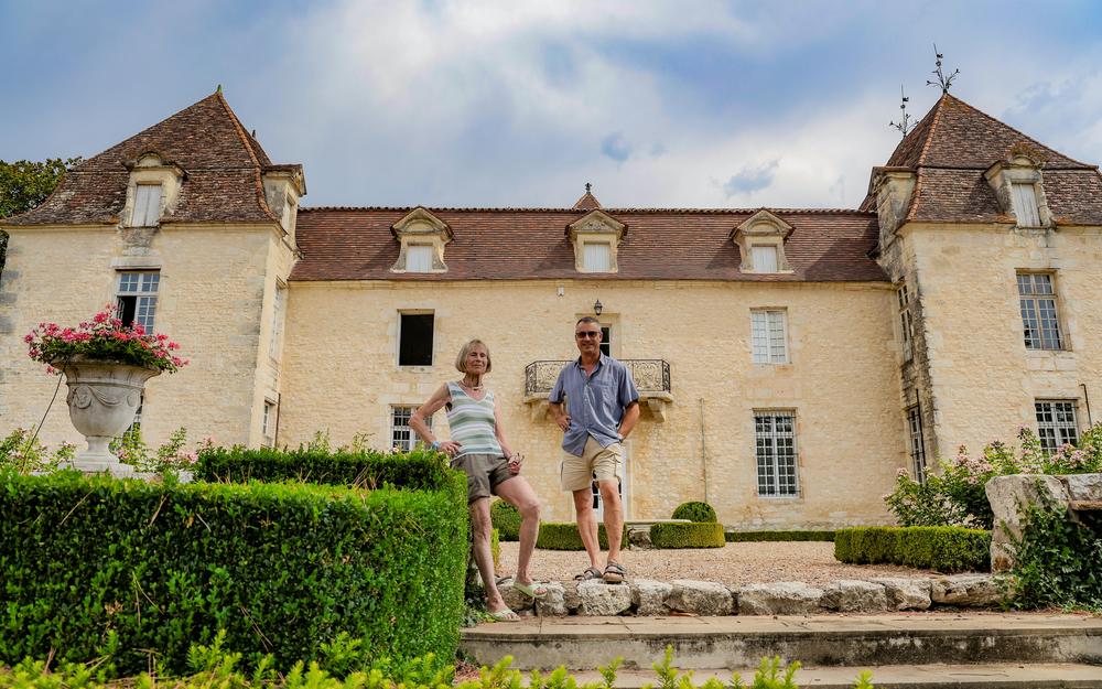 Alice Demonchaux et son fils Aurélien devant leur superbe château, à Margueron, à l’est de la Gironde.