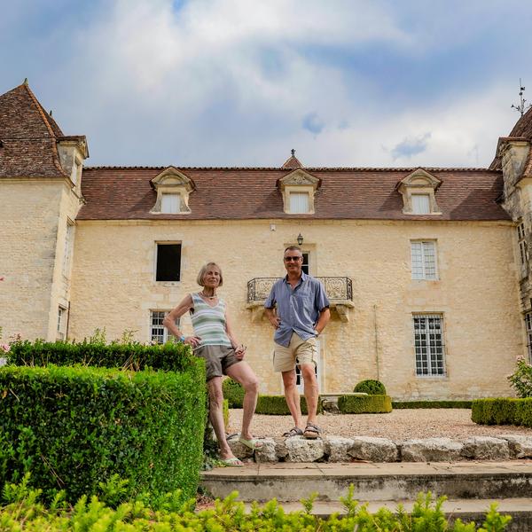 Alice Demonchaux et son fils Aurélien devant leur superbe château, à Margueron, à l’est de la Gironde.