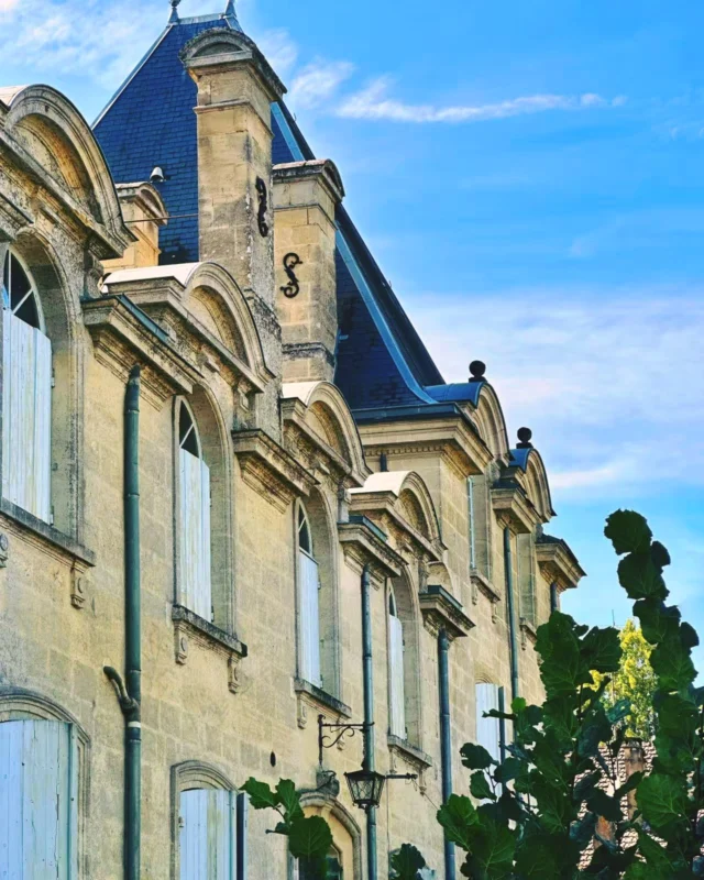 Château L’Enclos

Entre la lumière et la pierre,
entre le silence et la mémoire.

Dans la douceur du soleil,
le temps semble suspendu sur chaque mur chargé d’histoire.

Les escaliers racontent le passé,
le fer et le bois gardent les traces des années,
tandis que la vigne grandit paisiblement derrière les fenêtres.

Ce n’est pas un château spectaculaire,
c’est un lieu vivant, authentique, habité.

Château L’Enclos
porte la force de sa terre
et préserve l’expression la plus authentique du terroir 
de Sainte-Foy Côtes de Bordeaux.

Chaque millésime
est une histoire que l’on partage.

🍷

#chateaulenclos #châteauenclos #vignobleslamont #bordeauxwine #saintefoycotesdebordeaux #bordeauxvignoble #terroirexpression #ArtDeVivre #vigneron  #AuthenticWine