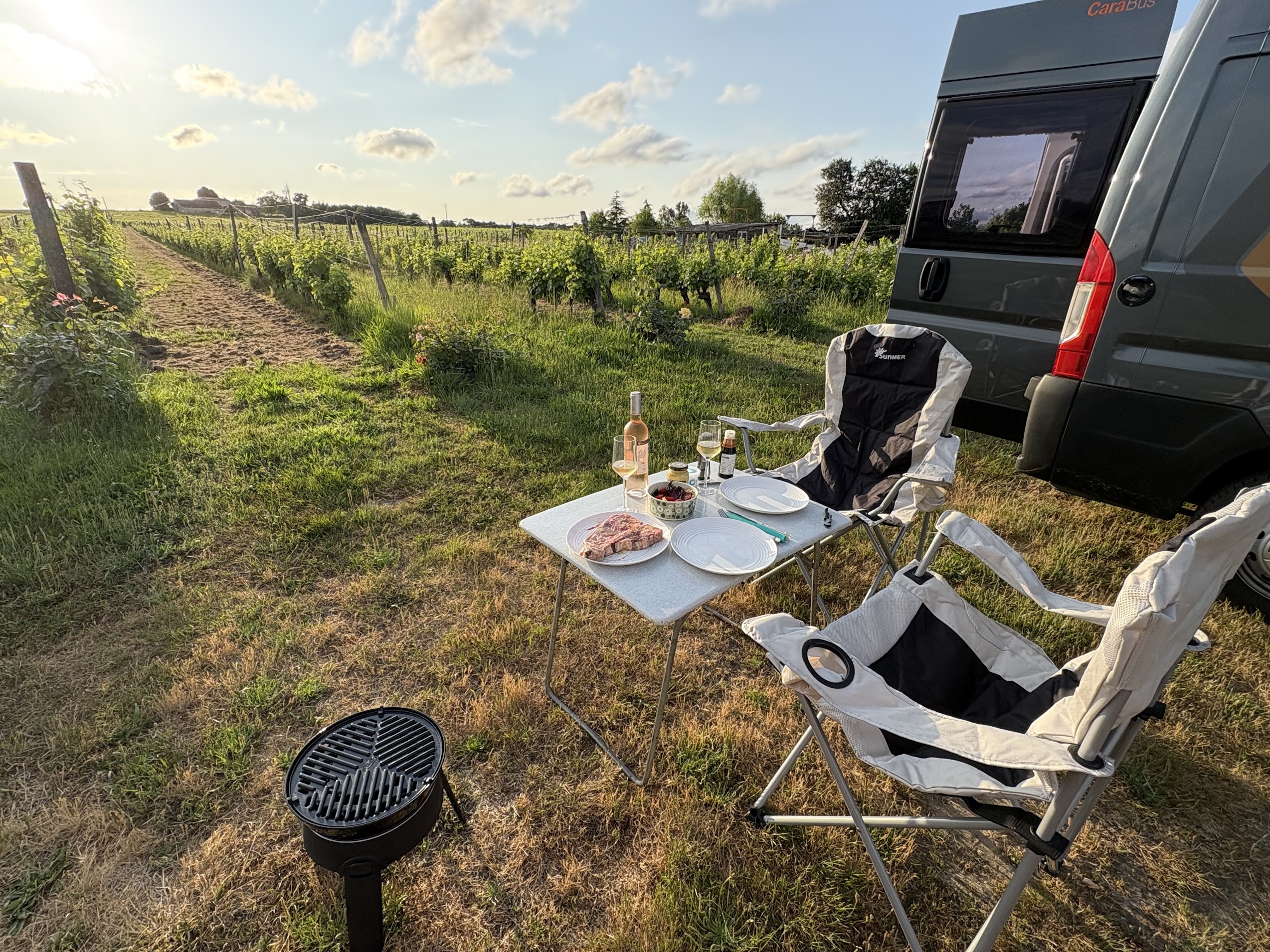 camping caristes installés au Château Nodot pour passer la nuit dans le vignoble et profiter du coucher de soleil