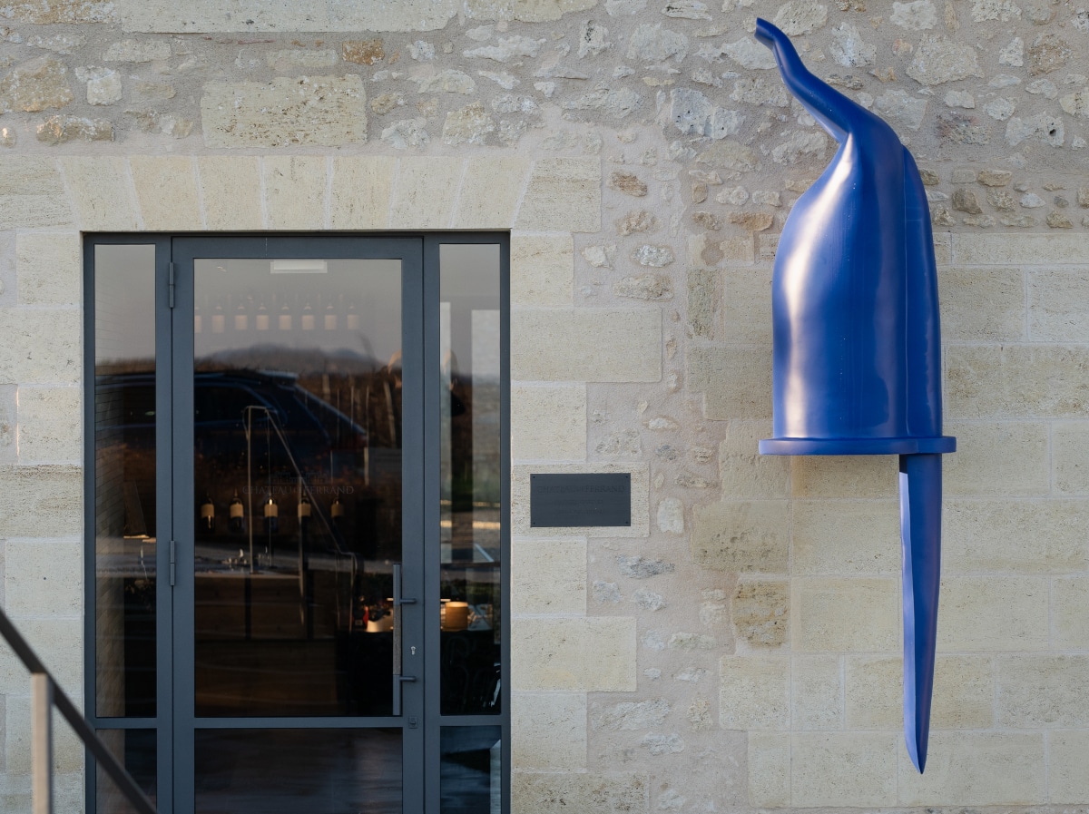 Bic Art au Chateau de Ferrand : Le Capuchon Mordu par Julien Gudéa exposé à l'entrée du chateau