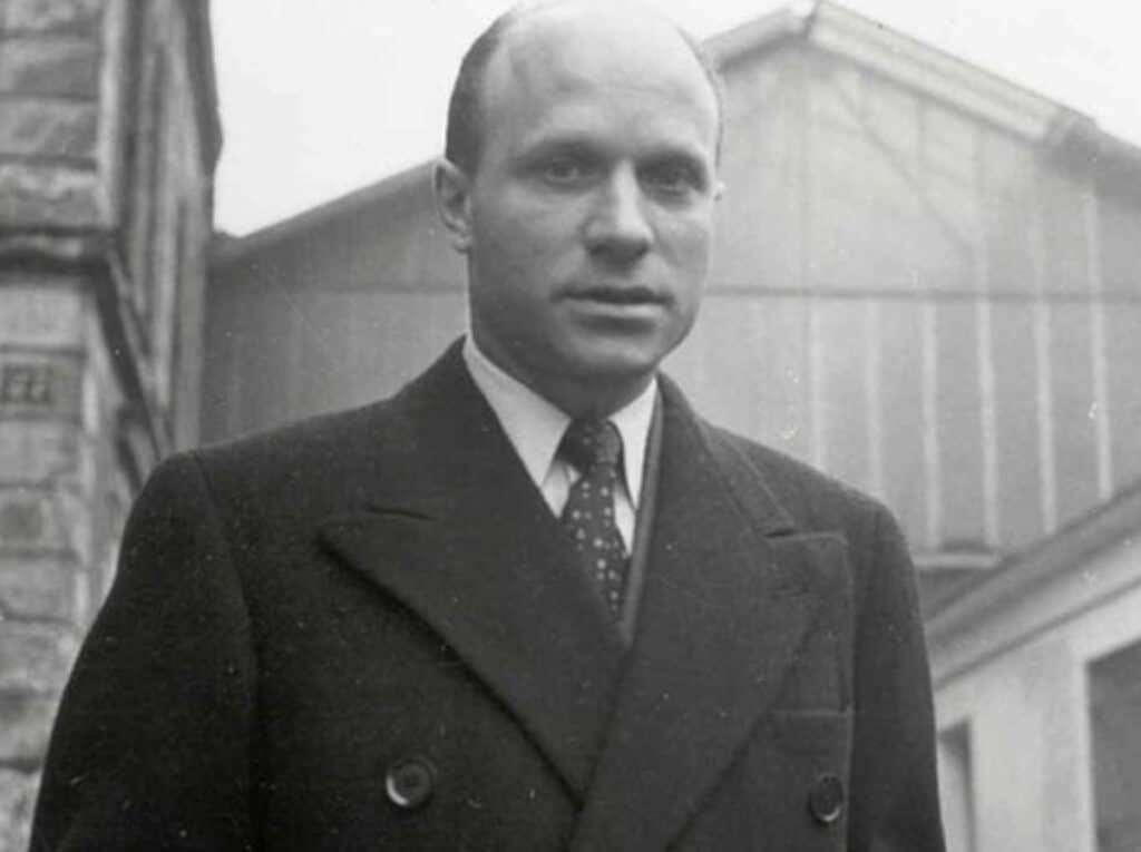 Marcel Bich devant l'usine Bic