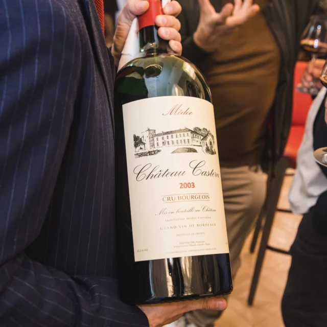 Un format d'exception pour une soirée d'exception. 🍷

À l'occasion de notre soirée organisée avec les Vendanges du 7ème Art, un jéroboam 5 litres du millésime 2003 du Château Castera a été présenté aux invités.

Un millésime qui a traversé le temps avec élégance, dans un format rare qui illustre le patrimoine viticole et le savoir-faire du domaine.

Merci à toutes celles et ceux qui ont contribué à faire de cette rencontre un si beau moment.

📍 @ducassebaccarat
📸 @hrvprod

@vendangesdu7emeart 
@mariemlpy 
@laurasor1_33 

L'abus d'alcool est dangereux pour la santé. À consommer avec modération.

#ChateauCastera #Medoc #CruBourgeois #VendangesDu7emeArt #Patrimoine #ArtDeVivre #Jeroboam #BordeauxWines