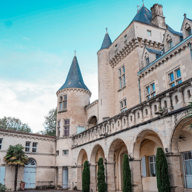 🏰🌦️🍇 Malgré une météo compliquée, les visites guidées sont ouvertes et de nombreux espaces du Château sont en accès libres: la cour d'Honneur, la chapelle du château, la salle d’Armes, la salle du Vivant, la boutique, le Bain des Dames et les jardins… les visiteurs et autres randonneurs sont les bienvenus toute l’année du lundi au samedi.
À noter que les dégustations, elles, sont sans rendez-vous en fonction de nos disponibilités.

Pour les visites guidées de nos caves souterraines proposées sur rendez-vous, n’hésitez pas à contacter nos équipes oenotouristiques. 
📞 05 57 55 56 56
💻 https://www.chateau-de-la-riviere.com/
🏰 rue Goffre, 33126 La Riviere

#chateaudelariviere #chateaulariviere #grandvindebordeaux #lariviere #vin #wine #tourisme #vignes #millesime2023 #visite #vignoble #vindebordeaux #fronsac #vindefronsac #winetourism #oenotourisme #girondetourisme #natura2000 #bordeauxvignoble #nature