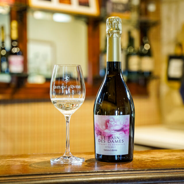 🍾🏰🍇 Xavier Buffo et toute l'équipe du Château de La Rivière sont fiers et heureux de vous présenter la grande nouveauté de cette année 2024: Le Bain des Dames !
Le Bain des Dames du Château de La Rivière n’est pas uniquement un site emblématique que vous pouvez découvrir lors de vos promenades, c'est aussi une cuvée moderne et féminine, à l’image de la Comtesse de Boufflers.

🥂 Le Bain des Dames est un Crémant de Bordeaux issu de nos parcelles de merlot et cabernet franc. Ce vin à la robe jaune pâle, présente des reflets verts et des bulles délicates. Le nez offre des arômes de fruits à noyaux pêche blanche, abricot, de mandarine, d'amande fraîche ainsi qu'un délicat parfum muscaté et floral muguet, fleur d'oranger. La bouche est gourmande, ronde avec une mousse crémeuse. La fraîcheur domine avec des notes fruitées et de raisins frais.

Pour déguster notre crémant et visiter notre château:
📞 05 57 55 56 56
💻 https://www.chateau-de-la-riviere.com/
🏰 rue Goffre, 33126 La Rivière
✅ Retrouvez le Bain des Dames sur le lien en description 

#chateaudelariviere #chateaulariviere #nouveauté #crémant #crémantdebordeaux #baindesdames #grandvindebordeaux #lariviere #vin #wine #tourisme #vignoble #vindebordeaux #fronsac #vindefronsac #winetourism #oenotourisme #girondetourisme #natura2000 #bordeauxvignoble