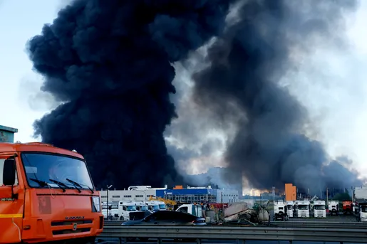 Un incendie ravage les entrepôts de l’entreprise Wildberries après des bombardements ukrainiens, à Saint-Pétersbourg (Russie), le 24 juillet.