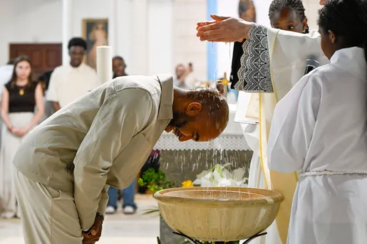 Un baptême lors de la vigile pascale, dans l’église Saint-Michel à Livry-Gargan, le 4 avril 2026.