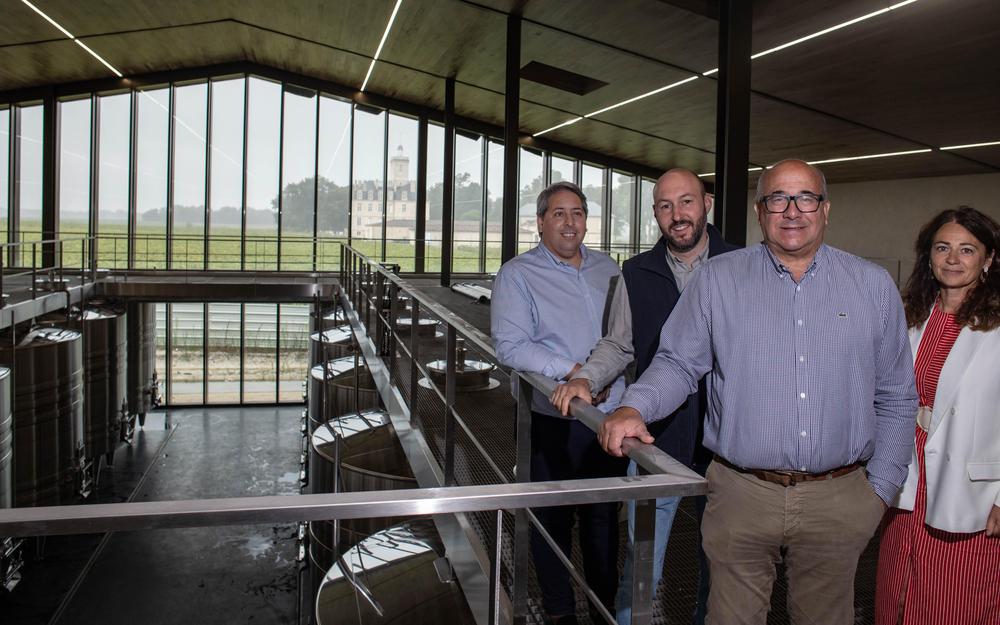 Le directeur Franck Bijon, entouré de son équipe, dans l’un des nouveaux chais des Vignobles de Larose, à Saint-Laurent-Médoc.