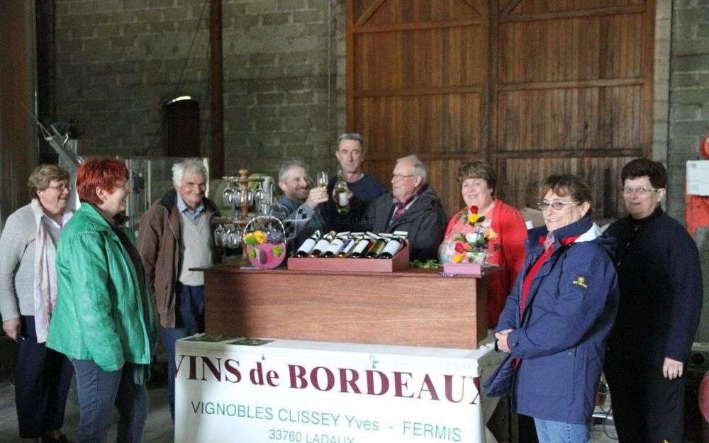 Accueil amical autour d’une dégustation de vins.