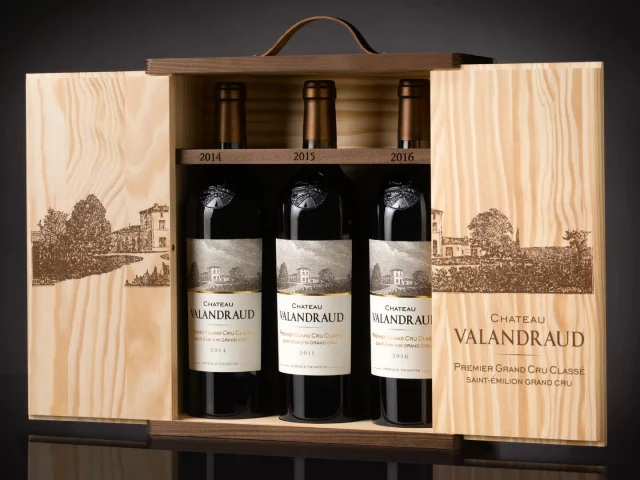 ACTE II – Château Valandraud  Trois millésimes — 2014, 2015 et 2016 — qui ont fait briller les yeux de Murielle et Jean-Luc Thunevin à leur naissance, et qui continuent aujourd’hui d’émouvoir par leur justesse.  Nés d’un terroir désormais pleinement installé sur le plateau calcaire de Saint-Étienne-de-Lisse, ces vins composent une partition où densité, subtilité, équilibre et grand potentiel de garde s’expriment avec évidence.  🍷 2014 – Précision et tension 🍷 2015 – Séduction et profondeur 🍷 2016 – Énergie et potentiel de garde  Produite en 500 coffrets numérotés, cette édition limitée raconte l’histoire récente du Château Valandraud, dans une lecture plus aboutie du terroir et du style.  ACTE II L’histoire continue.  ACT II – Château Valandraud  Three vintages — 2014, 2015 and 2016 — that first made Murielle and Jean-Luc Thunevin’s eyes shine at their birth, and that continue today to move through their precision.  Born from a terroir now fully established on the limestone plateau of Saint-Étienne-de-Lisse, these wines compose a score where density, subtlety, balance and great ageing potential express themselves with clarity.  🍷 2014 – Precision and tension 🍷 2015 – Seduction and depth 🍷 2016 – Energy and ageing potential  Produced in 500 numbered coffrets, this limited edition tells the recent history of Château Valandraud, through a more accomplished reading of terroir and style.  ACT II The story continues.  #chateauvalandraud  #saintemilion #premiergrandcruclasse  #finewine  #limitededition