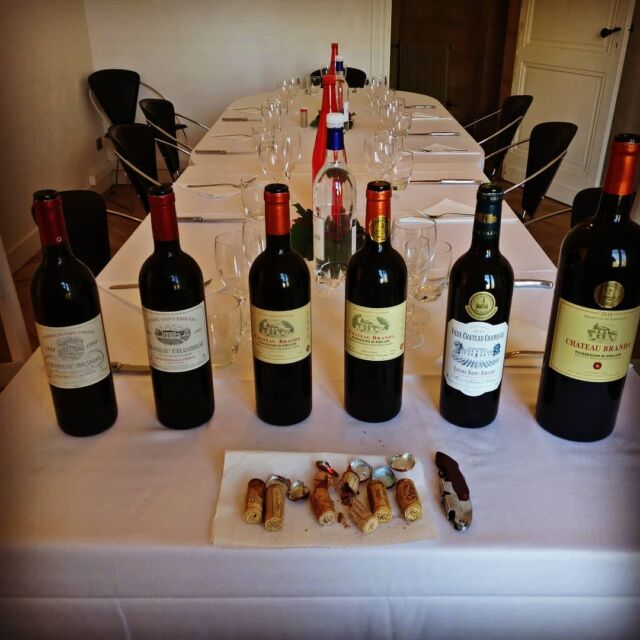Fêtes des vendanges avec notre équipe qui a travaillé pour élaborer notre future 2018. Une occasion parfaite pour découvrir l'évolution des vins du château #chateaubranda1993 #chateauchambeau1999 #chateaubranda2000 #chateaubranda2005 #vieuxchateauchambeau2015 #chateaubranda2016