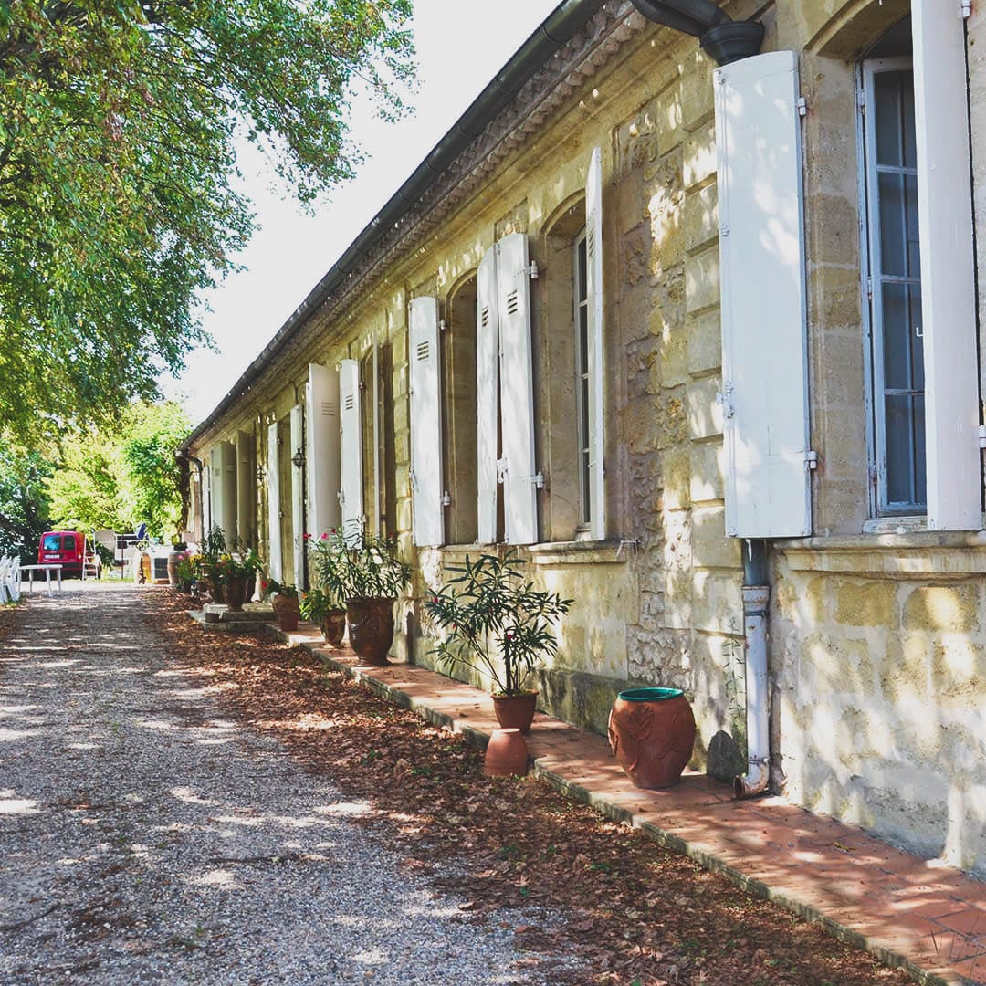 Devant le château Brethous