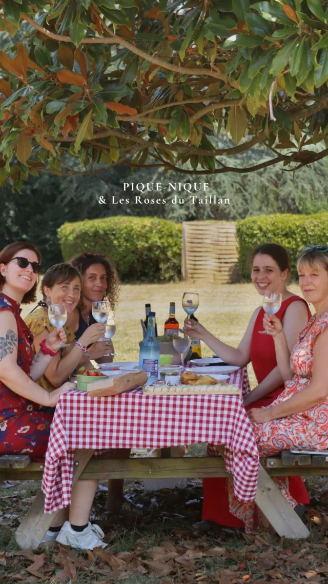 🧺☀️ Pique-nique d’été & Rosés du Taillan  🍷🧺 Les Roses du Taillan se sont glissées à notre table pour accompagner ce pique-nique d’été entre filles 🌿✨  Blanc, rosé et rouge : trois cuvées fraîches et gourmandes, parfaites pour un déjeuner simple au soleil ☀️🍇  // 🧺☀️ Summer picnic & Les Roses du Taillan  🍷🧺 The Roses du Taillan slipped onto our table to accompany this summer picnic with the girls 🌿✨  White, rosé and red: three fresh and indulgent cuvées, perfect for a simple lunch in the sun ☀️🍇  #vineyardlife #winelover #summerwine #picnicvibes #bordeaux