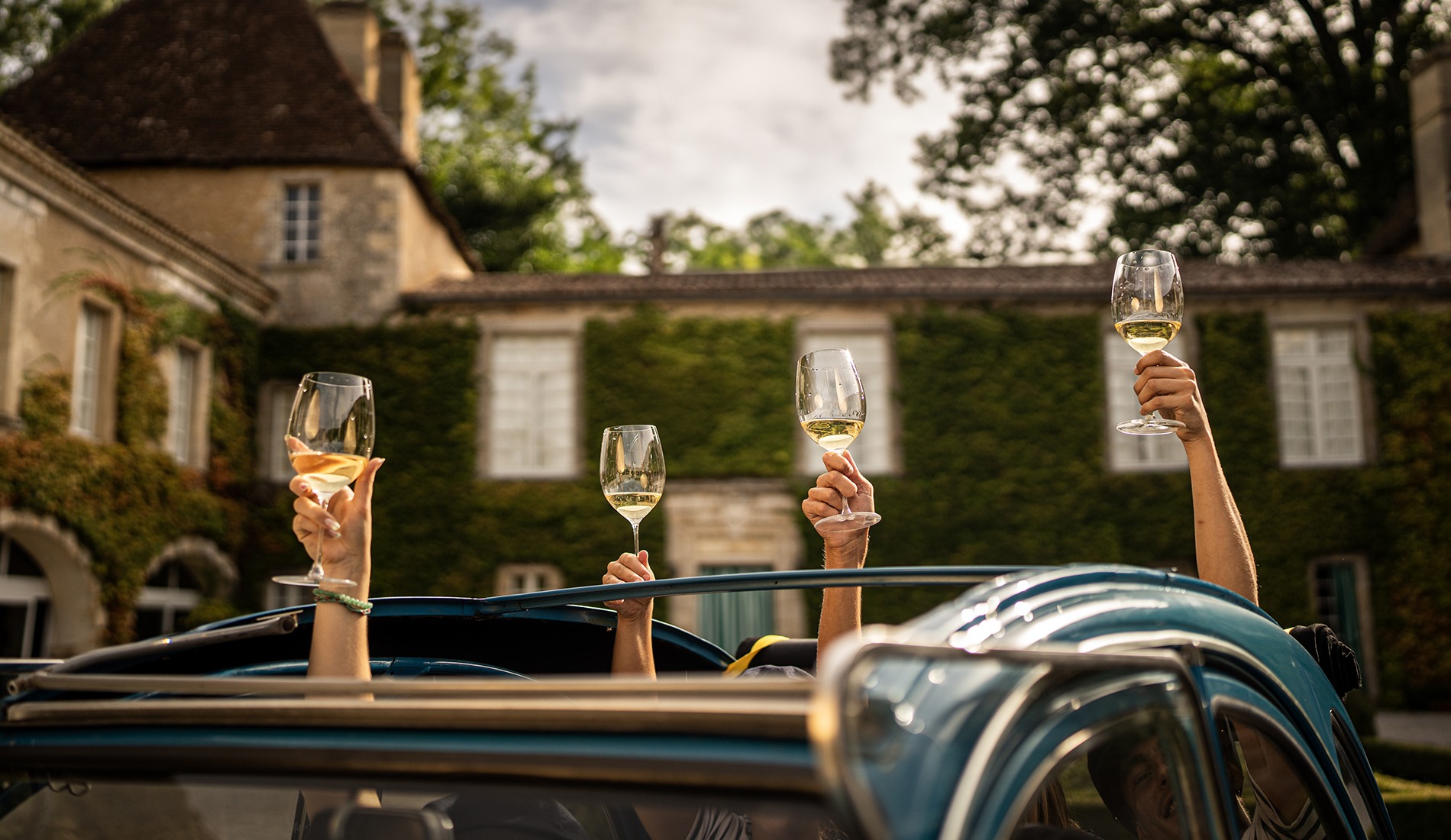 verre de vin devant chateau carbonnieux