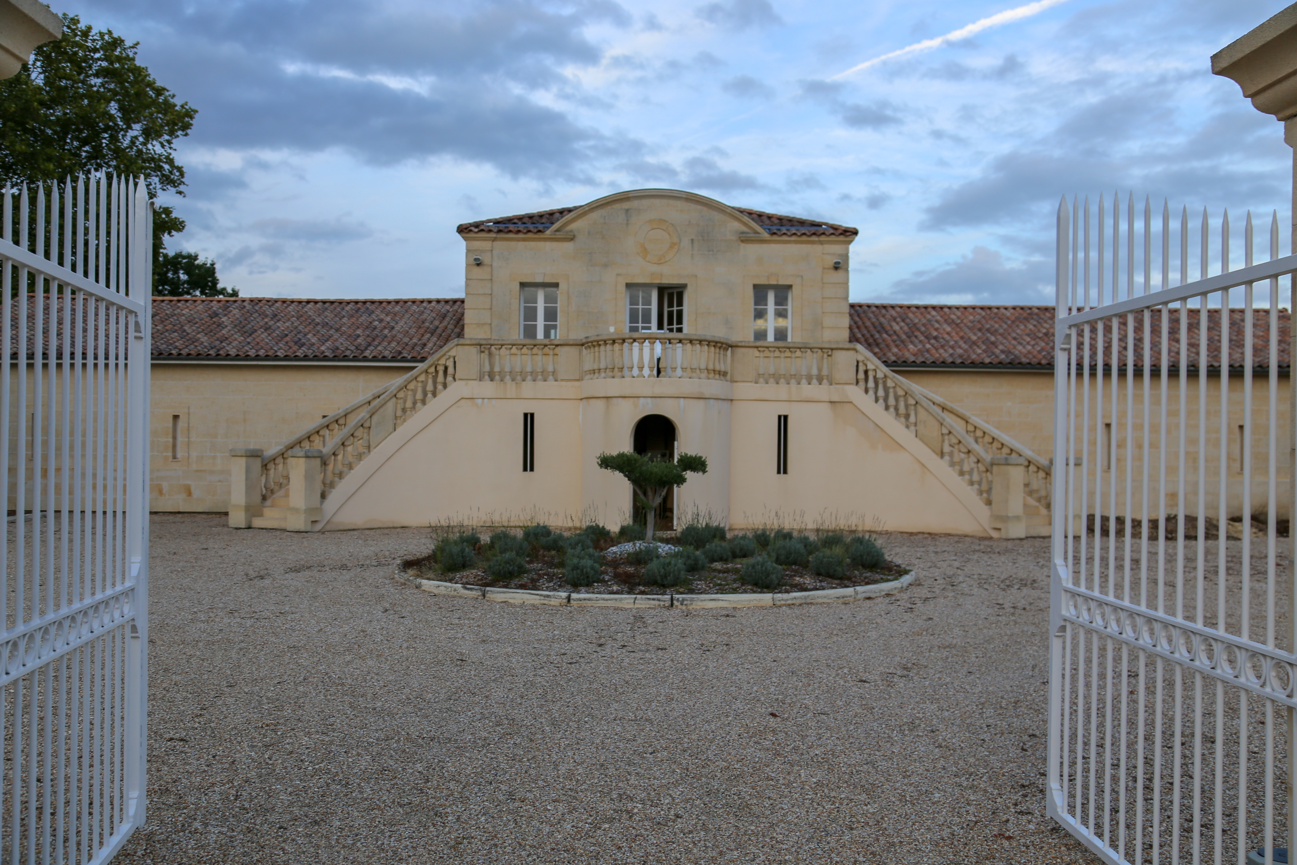Château L'Hermitage Lescours entrance