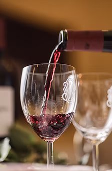 Château Senejac - Vin versé dans un verre à pied