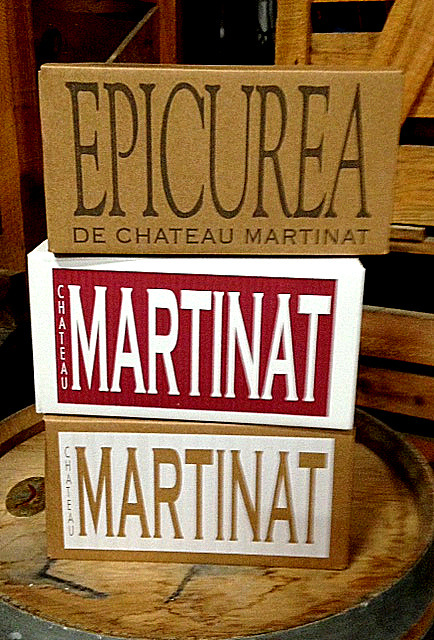 Fût de chêne dans le chai de Château Martinat — élevage en barriques