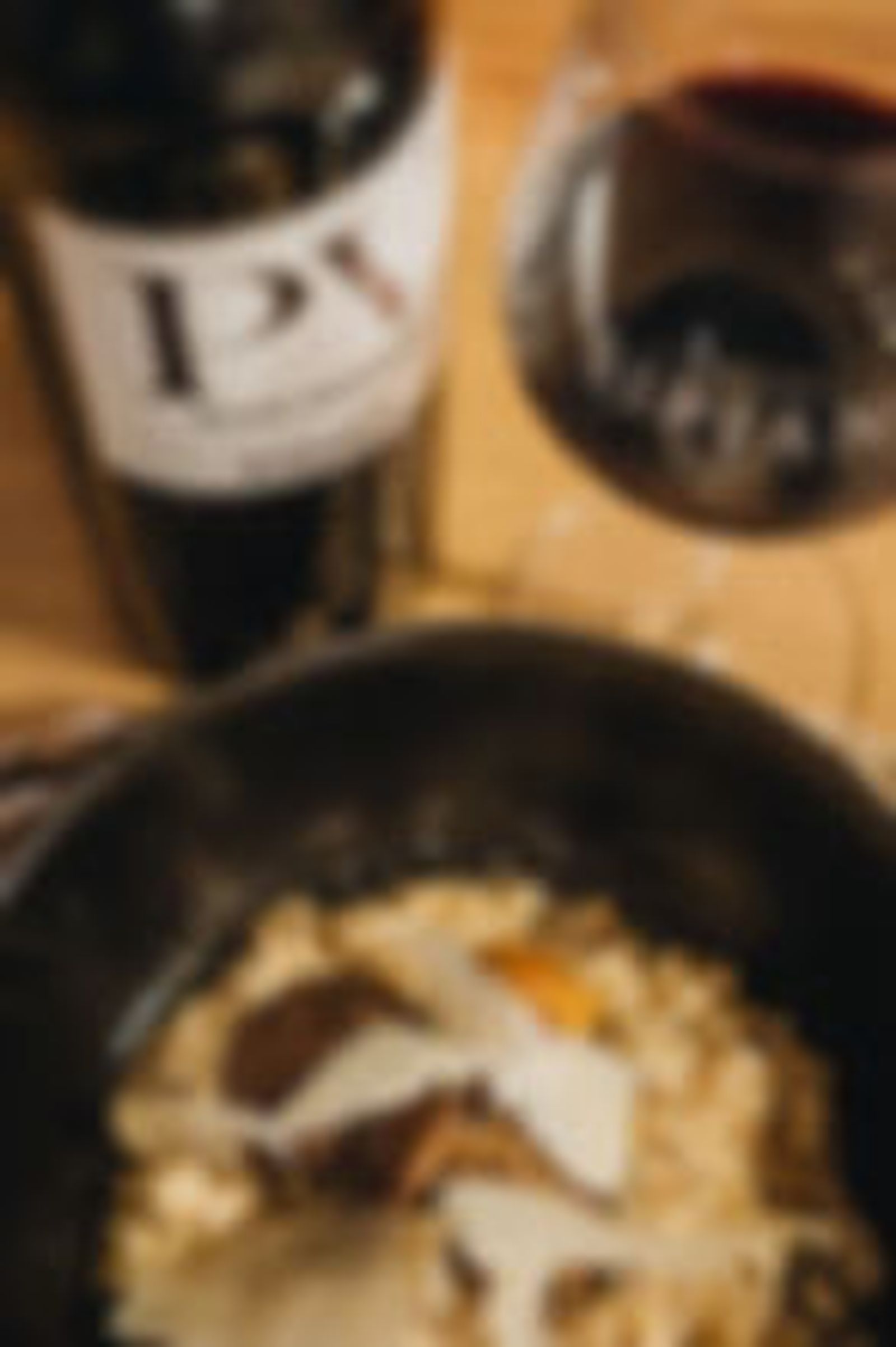 Vin rouge SIPIAN Petit Verdot accompagné d'un plat dans une ambiance gastronomique