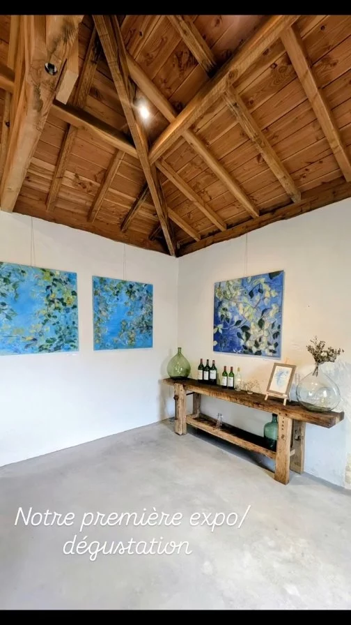 🎨☔ Aujourd’hui au Château Mazeris, on défie la météo ! La pluie est invitée, mais rassurez-vous, nous sommes bien au sec... 😉 C'est notre toute première exposition au château et nous avons le plaisir d'accueillir les œuvres d'Estelle Meugniot Lageneste, dont les peintures colorées et inspirées par la nature illumineront votre après-midi, même sans rayon de soleil. 📅 Aujourd'hui, jeudi 4 juin 🕒 De 15h à 20h 📍 Château Mazeris Alors si vous cherchez une bonne excuse pour sortir malgré la pluie, nous avons tout prévu : ✅ Un toit ✅ De belles œuvres à découvrir ✅ Du vin à déguster ✅ Et de la bonne humeur On vous attend nombreux pour partager ce moment convivial ! 🍷🎨 #ChateauMazeris #Exposition #ArtEtVin #EstelleMeugniotLageneste #CanonFronsac VignobleBordelais Afterwork ArtisteLocale Degustation Gironde SortieEnGironde Oenotourisme Mazeris