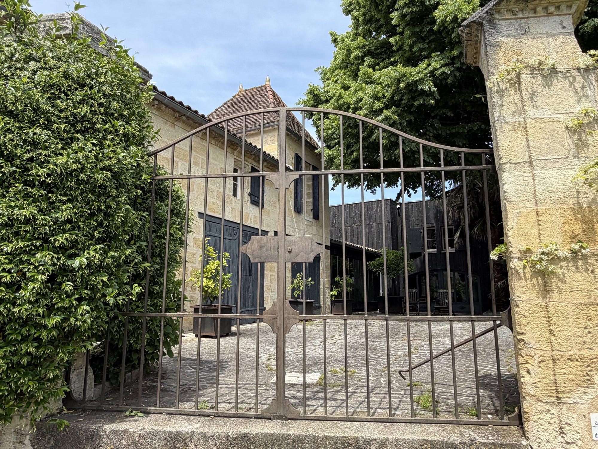 Le portail du Château Vieux Taillefer