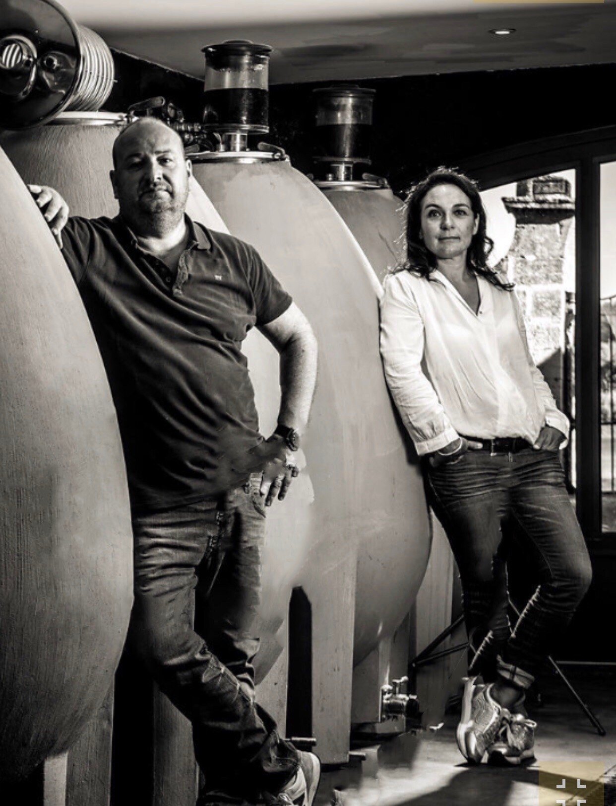 Catherine et Philippe Cohen devant les cuves du chai