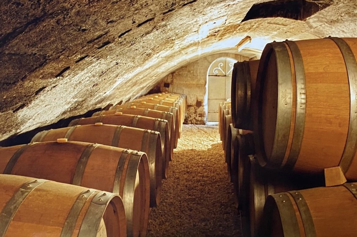 La cave voûtée à barriques du domaine