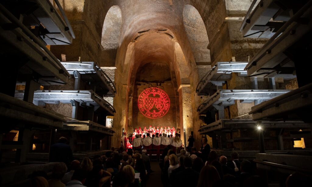 célébration de la fête de printemps dans l'église monolithe