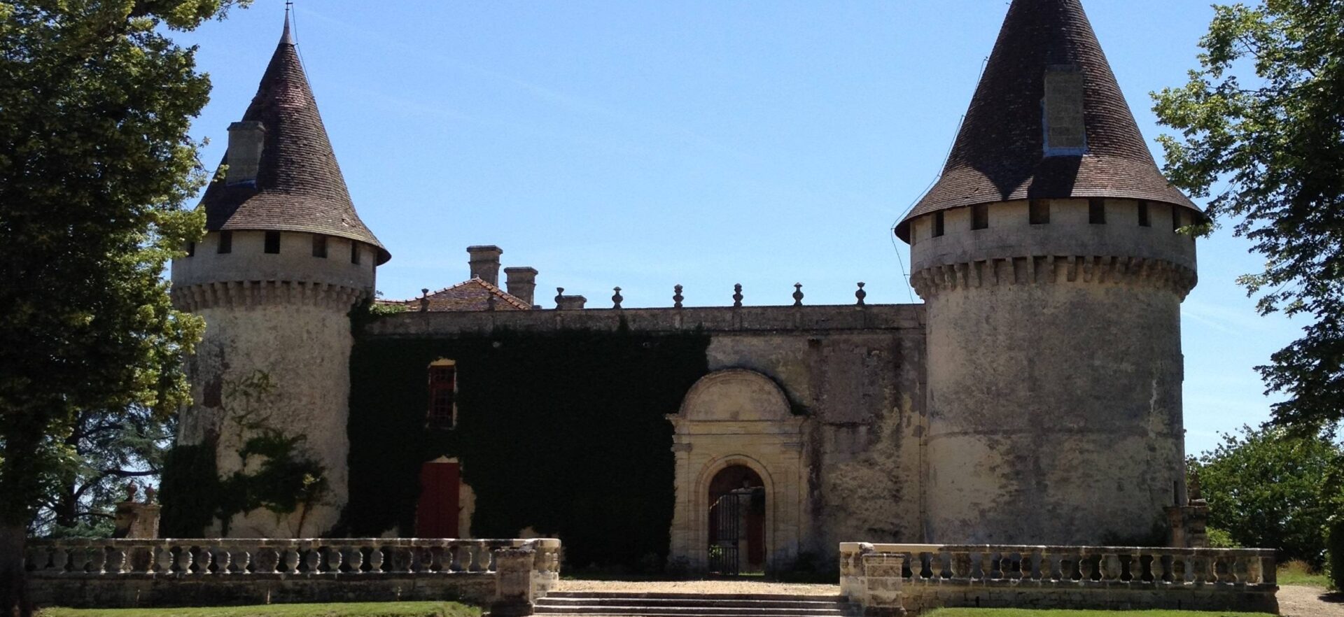 la grande cour le chateau de mouchac