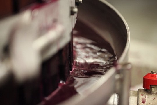 Pressoir utilisé pour extraire le jus des raisins au Château des Annereaux, dans le cadre de la vinification biologique.