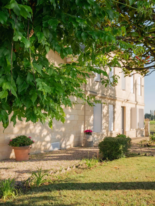 Vivre là où la nature change chaque jour et raconter son histoire dans notre vin.	  Living where nature changes every day and telling its story through our wine.	  . . . 📷 @u_trema_ #chateauhautsegottes #saintemilion #bordeauxwine #vin #vigneronne
