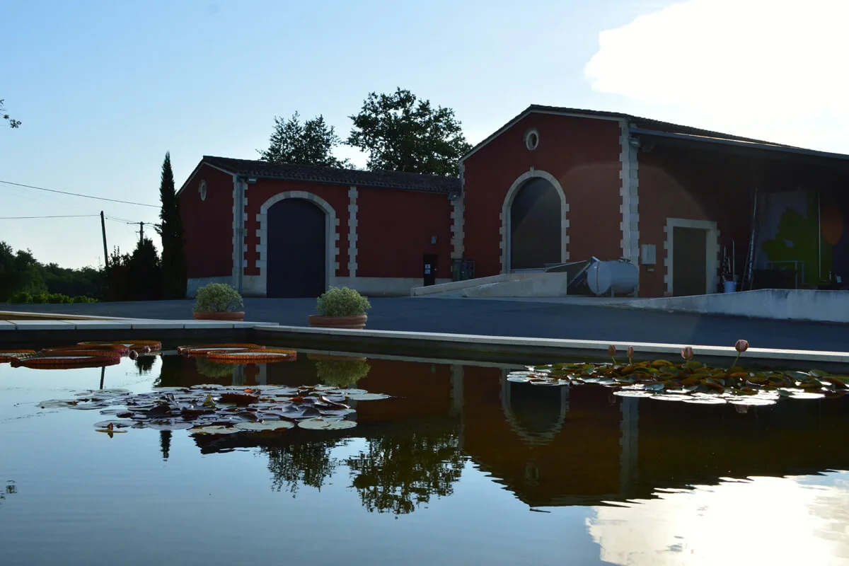 Le chai du Château de l'Orangerie et son bassin