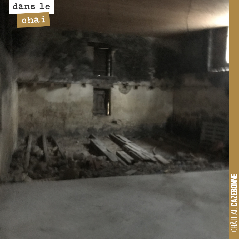 Bon, il y a encore un peu de travail sur notre futur chai d’amphores.
De la terre battue, construire une mezzanine pour pouvoir stocker des matières sèches au dessus et...
... attendre de voir comm...