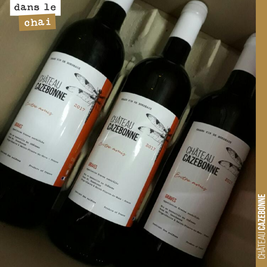 Quand on prend un engagement, il faut s’y tenir. Alors que nos étiquettes définitives et nos capsules ne sont pas prêtes, il a fallu que l’on se débrouille pour livrer cette commande de 72 bouteill...
