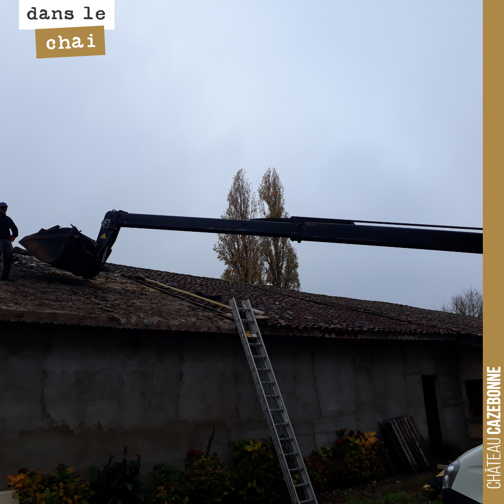 Le charpentier est à l’oeuvre depuis tôt hier matin, pour refaire l’isolation de notre futur chai d’élevage.
Il devrait finir pour la mi décembre.