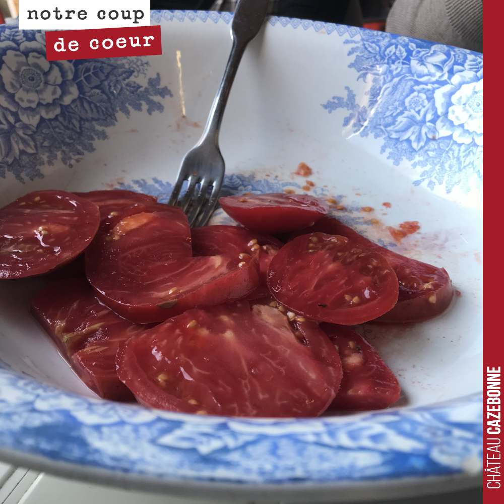 Souvenir d’enfance, ma madeleine de Proust.
L’autre jour David nous a servi une magnifique salade de tomates dans ce plat. Je l’avais oublié ce plat.
Mes parents ont déménagé récemment et donné à C...