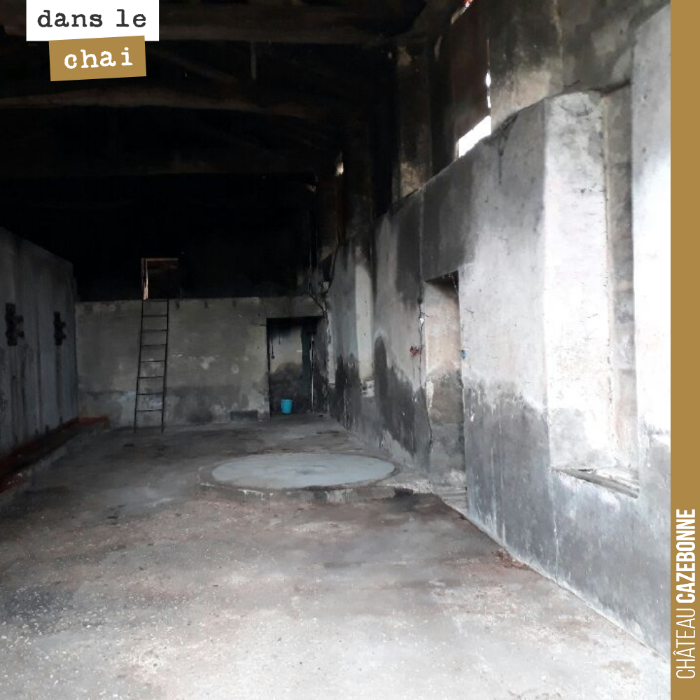 On a va attaquer le travail de démolition des anciennes cuves bétons pour dégager de la place dans cet espace qui deviendra un espace de stockage pour nos bouteilles.
Les murs en pierre de ce bâtim...