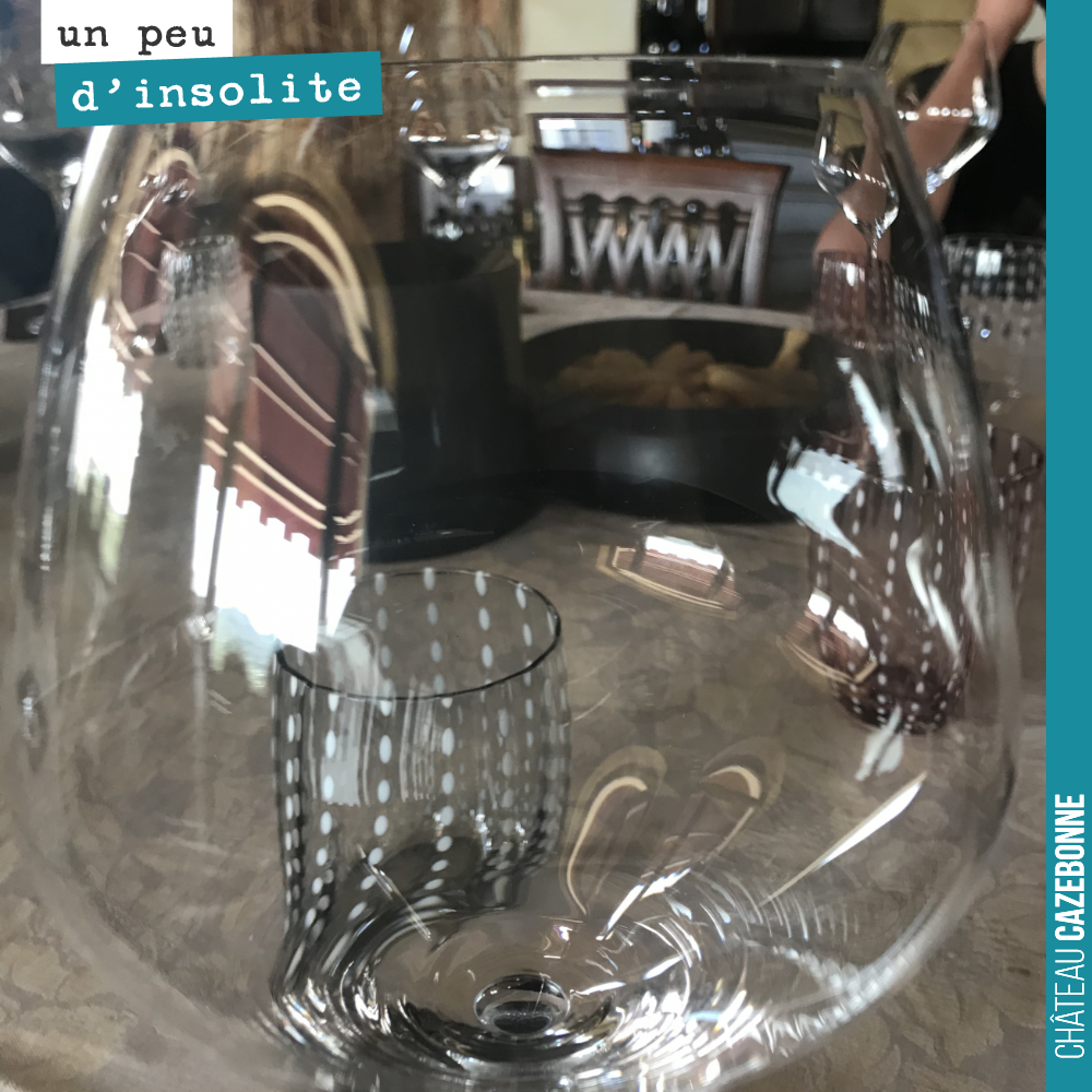 Composition autour d’un verre.