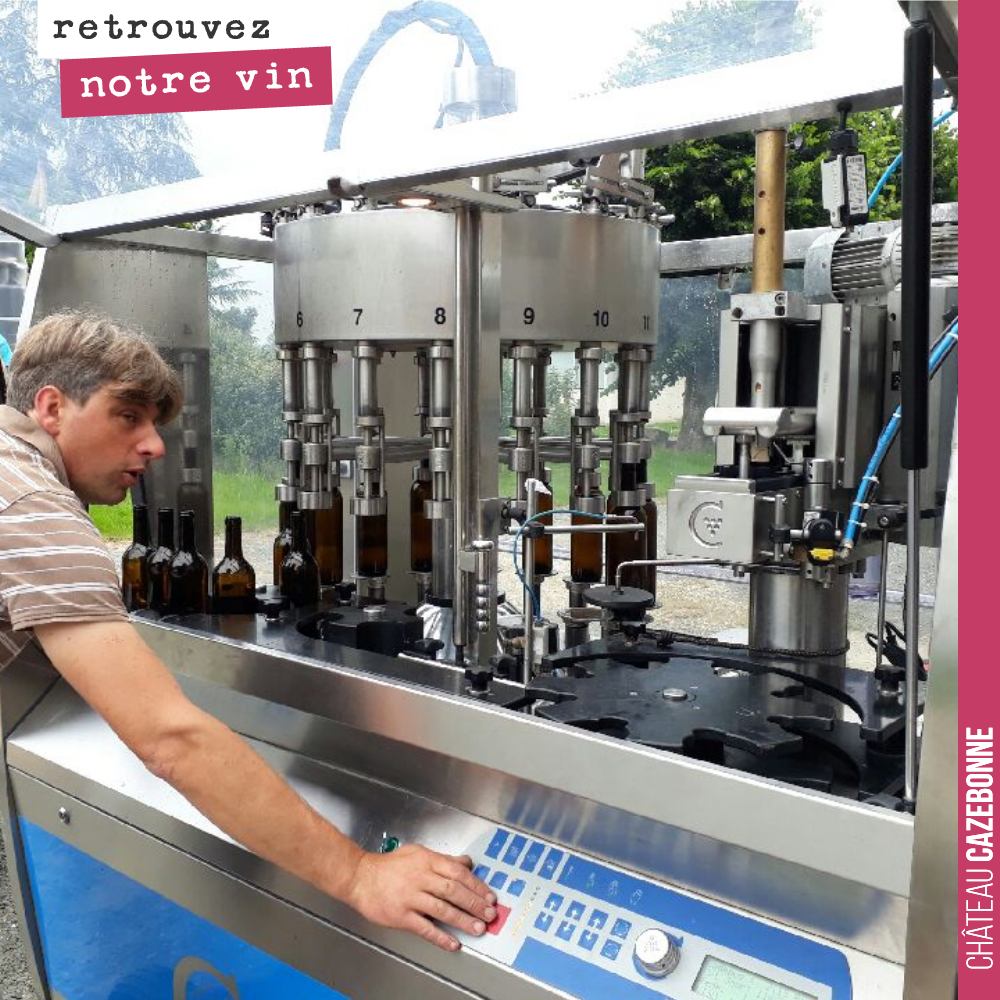 On met en bouteille notre grand blanc 2017.
On le proposera à la vente en septembre (il nous reste un peu de travail pour finaliser la charte graphique de l'étiquette).