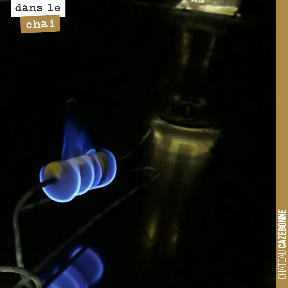 On brûle ici 25 grammes de soufre volcanique dans la cuve d'assemblage pour notre Grand Blanc 2017. Ce sera le seul soufre que l'on mettra avant mise en bouteille.