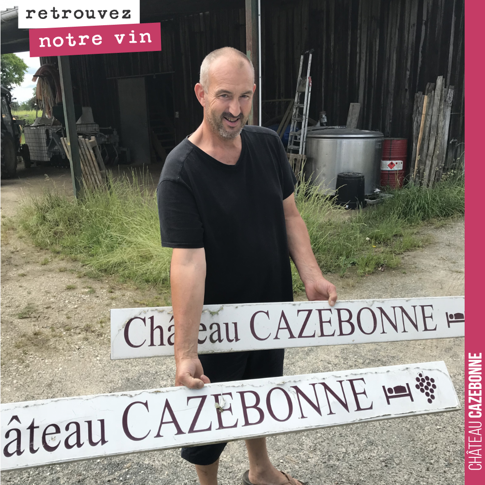 Bruno nous montre l'ancienne signalétique du domaine.
Elle vous plait ?