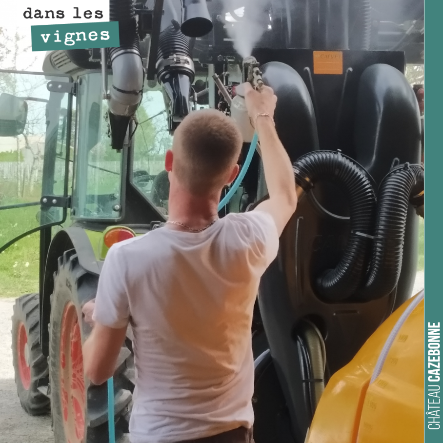 Benjamin passe de la paraffine sur le pulvérisateur avant le premier traitement de l’année. Important de bien entretenir son matériel si on veut qu’il dure !