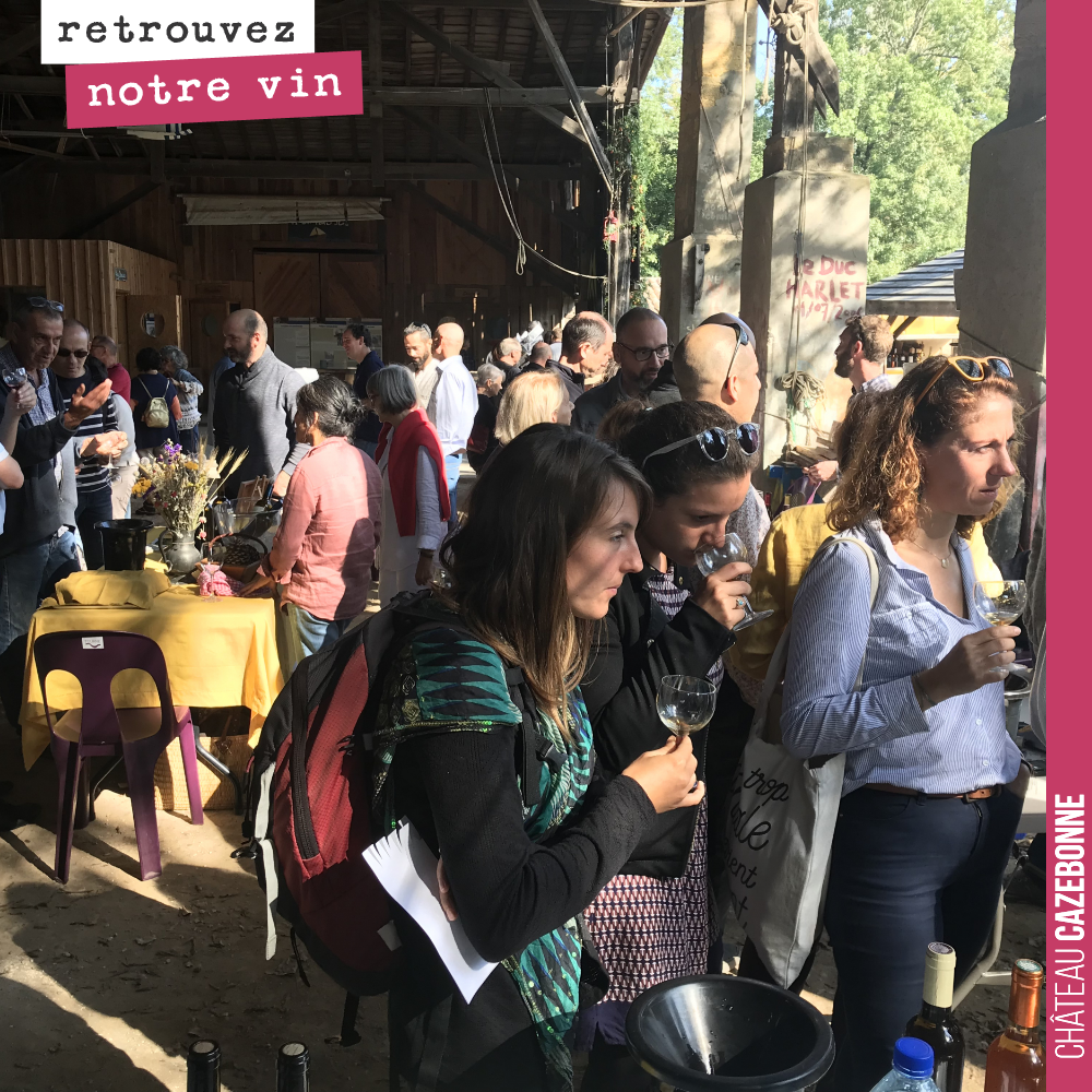 Des visiteurs concentrés... pour la dégustation de notre parcellaire Peyron-Bouché 2017, un assemblage de sémillon (70%) et sauvignon (30%).