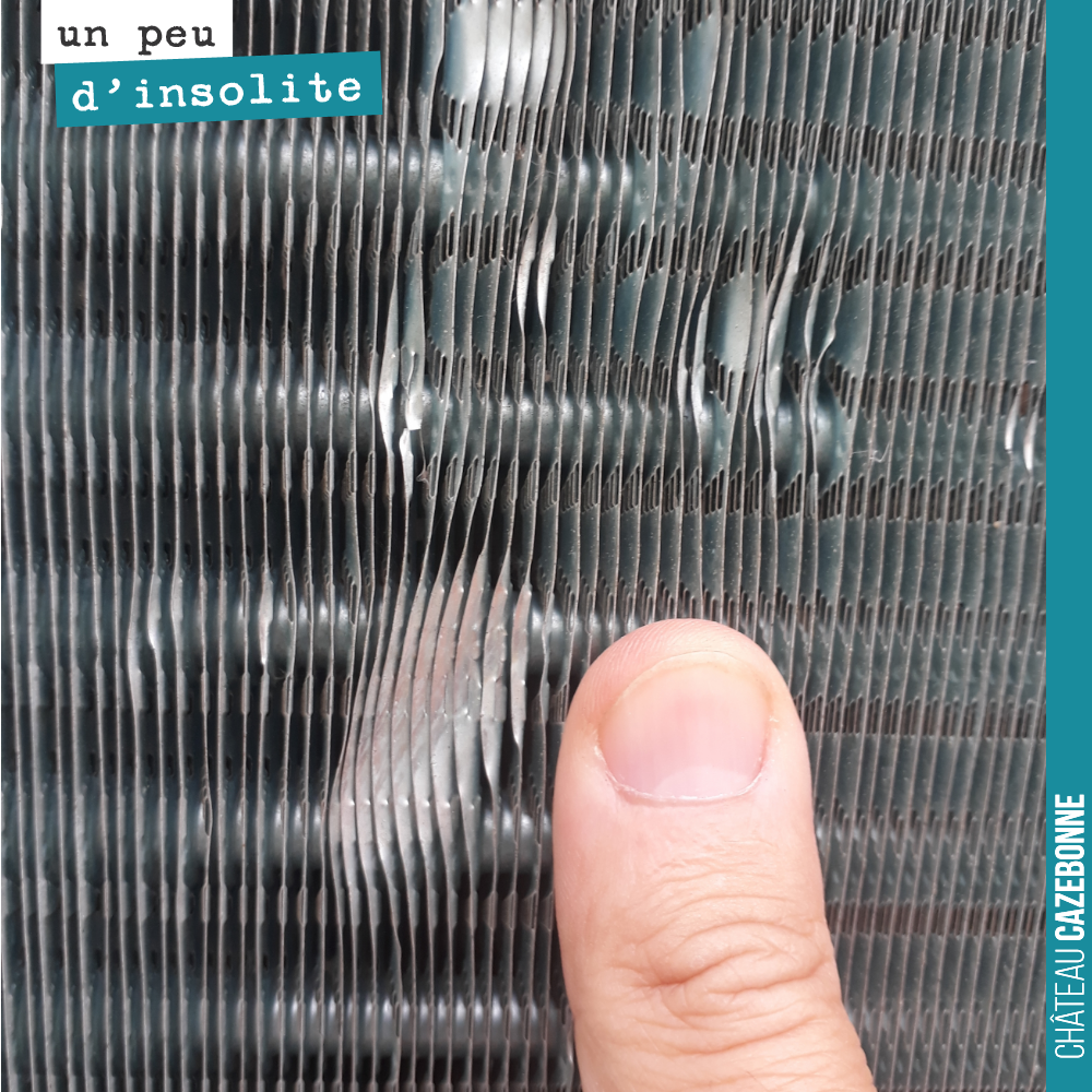 Le 15 juillet, la grêle a détruit notre récolte 2018. Pour vous donner une idée de la violence de cette grêle, regardez les dégâts sur les grilles de notre groupe de froid.