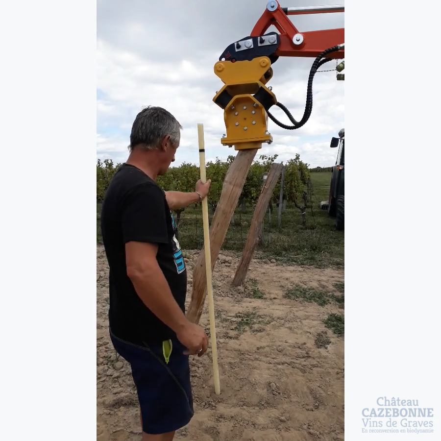 Planter les piquets de tête pour un bon palissage de la vigne.