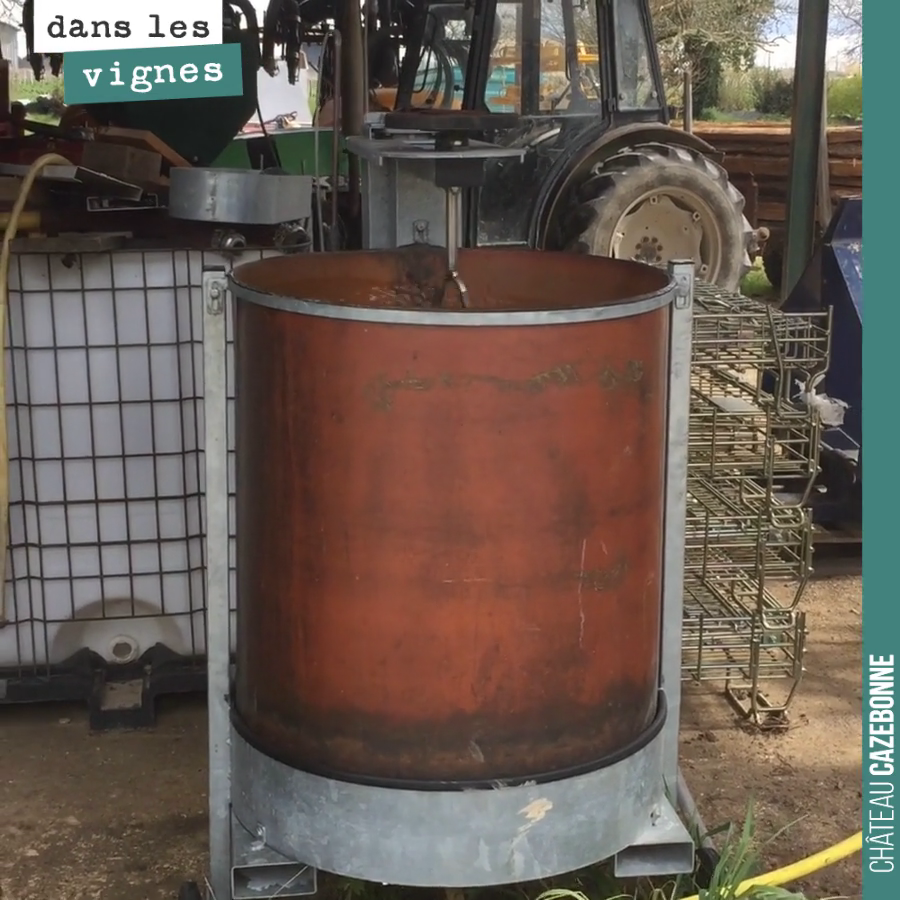 La dynamisation de notre tisane de prêle additionnée de lacto-fermentés.
Dynamisation de 20 minutes. On va passer sur les 30 hectares du domaine. L’objectif est de préparer la vigne à résister à l...